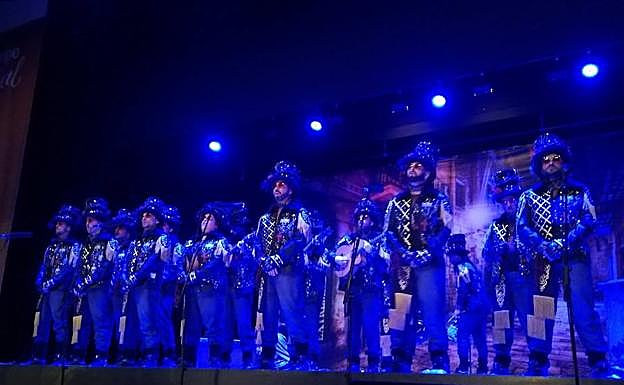 En el Palacio de Congresos de Mérida se disfruta estos días con comparsas, coros y chirigotas:: HOY