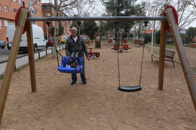 Un hombre juega con un niño en un parque de La Corchera. :: romero