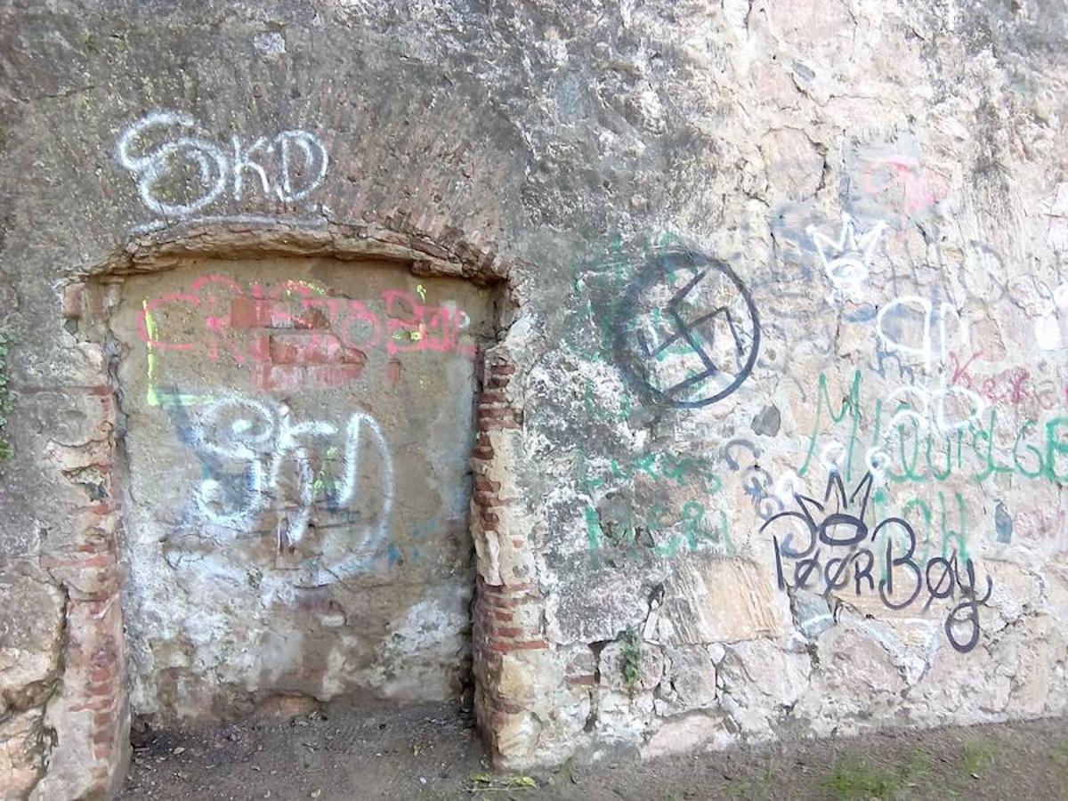 La Asociación Cívica Ciudad de Badajoz ha alertado de la aparición de pintadas nazis en la muralla abaluartada de la ciudad y ha lamentado la «impunidad» con la que cuentan los «incívicos» que realizan estos gratifis.