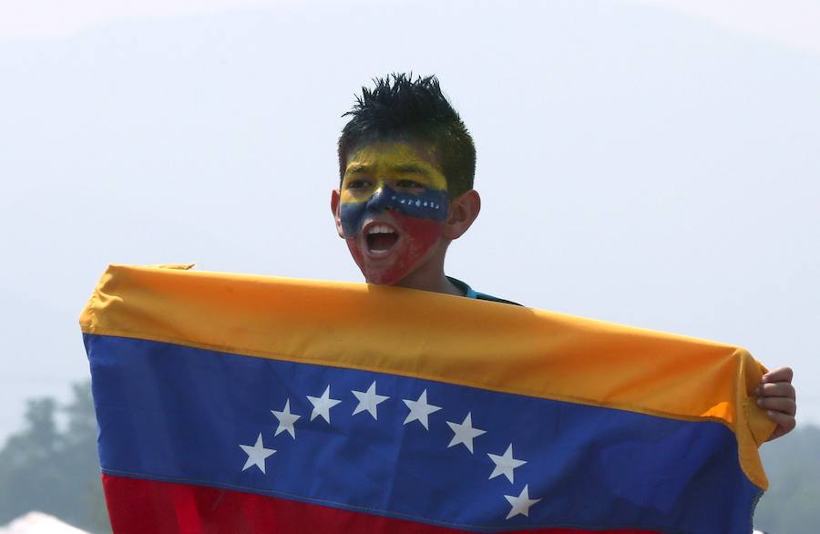 Miles de personas se reúnen en Cútcuta (Colombia), para el multitudinario concierto a favor del envío de ayuda humanitaria a Venezuela.