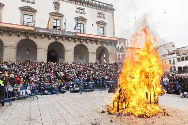 El viernes 1 de marzo la Plaza Mayor volverá a rendir homenaje a las lavanderas de Cáceres. :: hoy