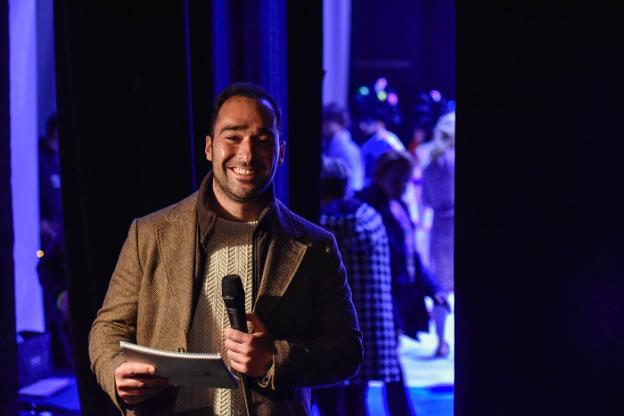 Juan Ramón Rivera haciendo de voz en off en el teatro. :: j. v. a.