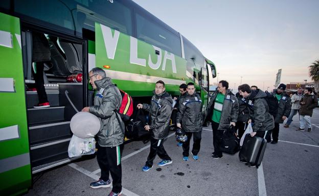Jugadores de la selección extremeña de parálisis cerebral de fútbol 7 subiendo al autobús para viajar a Molins de Rei (Barcelona) y jugar dos partidos de la Liga Nacional.: JORGE REY