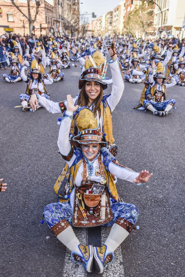 La comparsa Vaivén durante el desfile de 2018. :: hoy