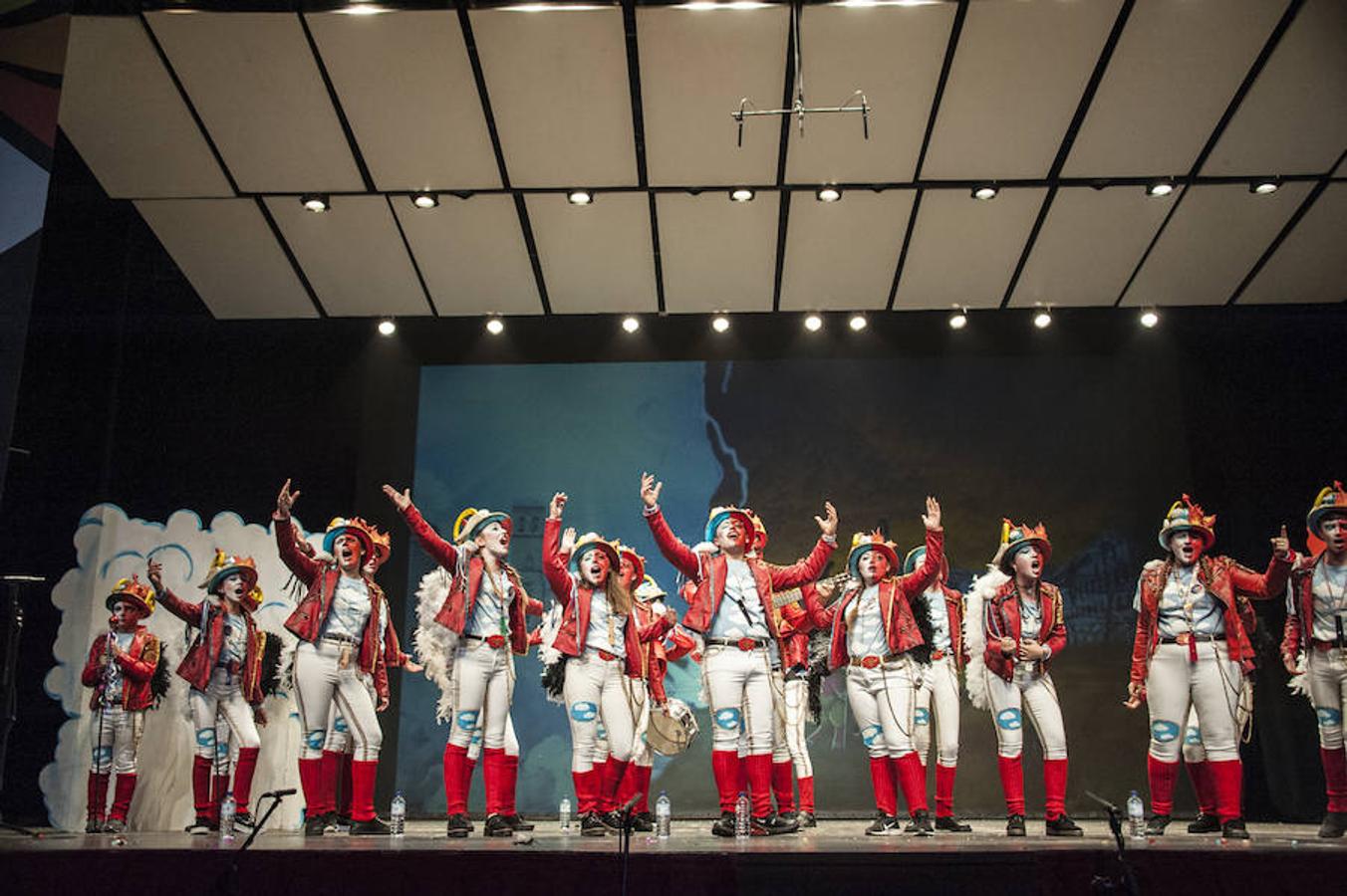 El futuro es prometedor para el concurso de mugas del Carnaval de Badajoz. Las siete agrupaciones que en la jornada del sábado se subieron a las tablas del López de Ayala demostraron que la cantera está ya preparada.