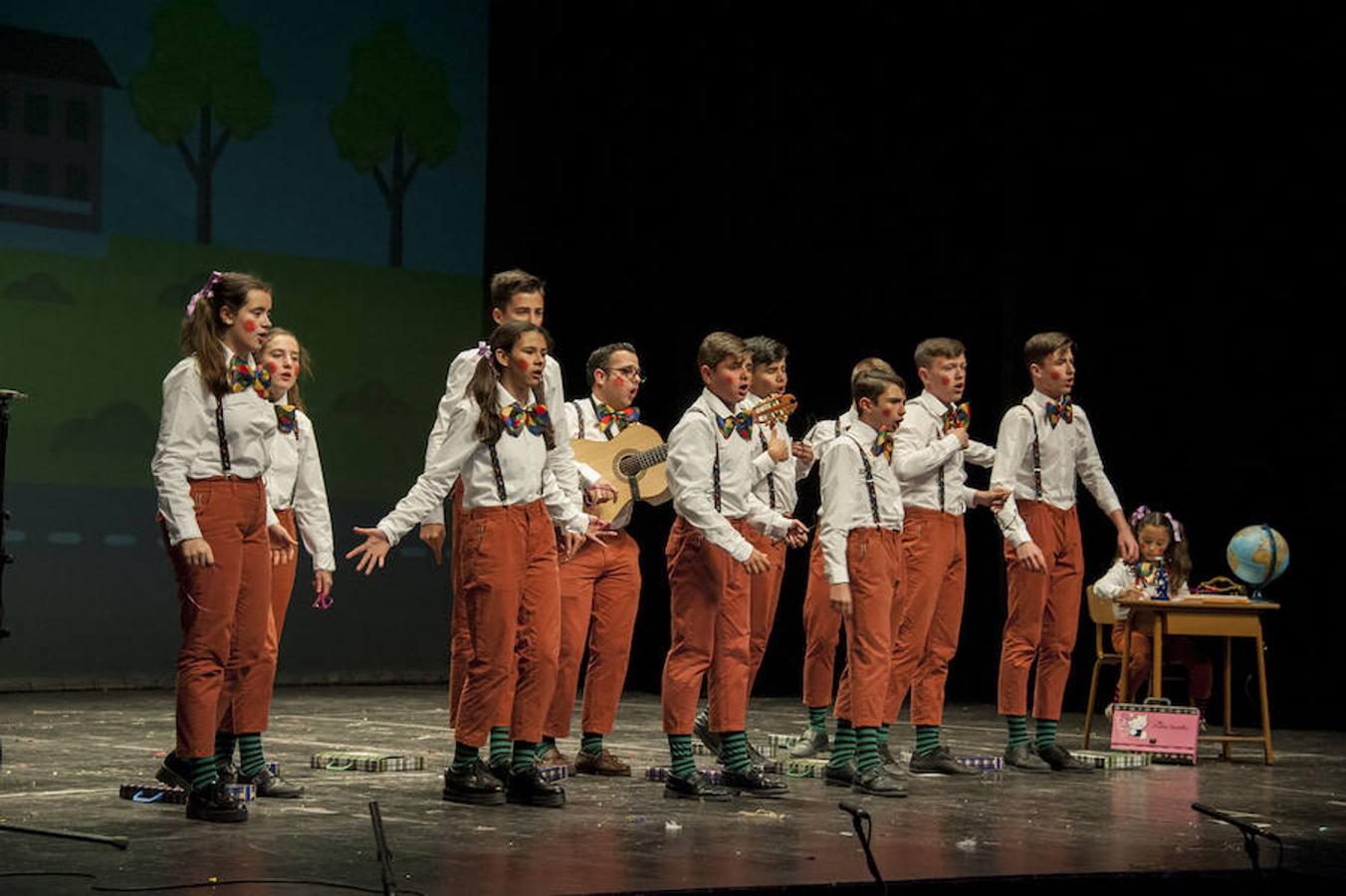 El futuro es prometedor para el concurso de mugas del Carnaval de Badajoz. Las siete agrupaciones que en la jornada del sábado se subieron a las tablas del López de Ayala demostraron que la cantera está ya preparada.