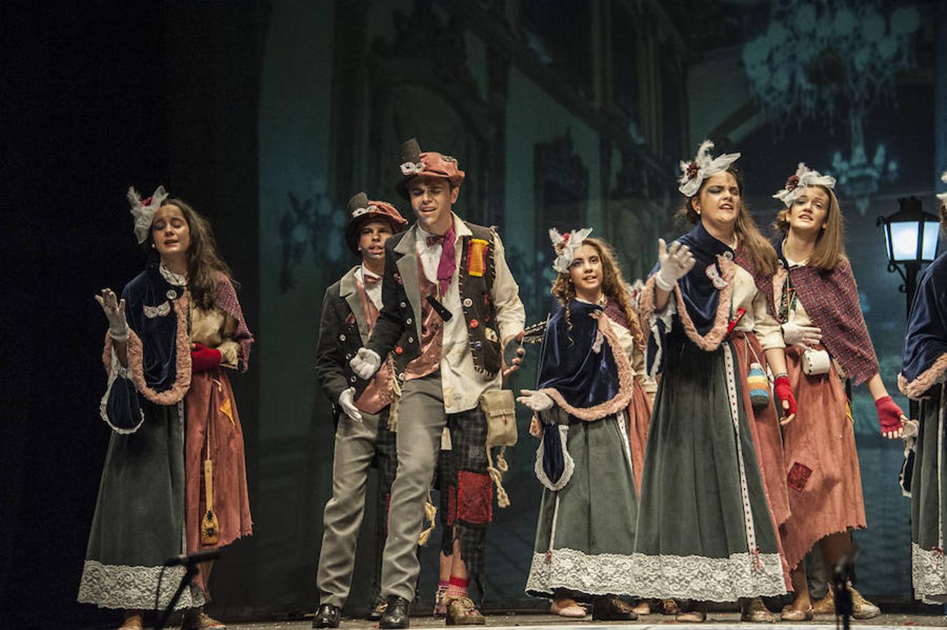 El futuro es prometedor para el concurso de mugas del Carnaval de Badajoz. Las siete agrupaciones que en la jornada del sábado se subieron a las tablas del López de Ayala demostraron que la cantera está ya preparada.