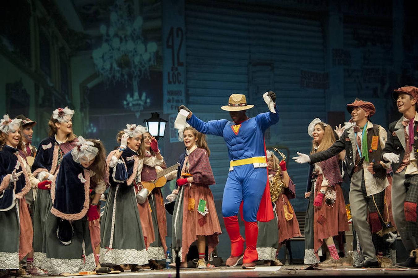 El futuro es prometedor para el concurso de mugas del Carnaval de Badajoz. Las siete agrupaciones que en la jornada del sábado se subieron a las tablas del López de Ayala demostraron que la cantera está ya preparada.