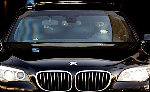 Dos policías encapuchados abandonan en un coche blindando el tribunal, en Ámsterdam (Holanda), donde el fiscal general ha fallado la sentencia contra el holandés Willem Holleeder, conocido en su país por haber sido uno de los secuestradores en 1983 del magnate cervecero Freddy Heineken, entre otros casos.