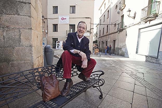 José Luis Franco, conocido como 'Franquete', en un banco de la plaza de San Juan de Cáceres. 