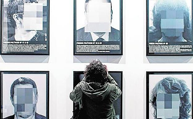 Imagen principal - Arriba, la obra 'Presos políticos' que firma el mismo autor que la obra dedicada a Felipe VI este año, el polémico Santiago Sierra. Debajo, la figura de Franco y un Fidel Castro zombi, ambas moldeadas por Eugenio Merino, quien tambie´ firma el 'ninot' real. 