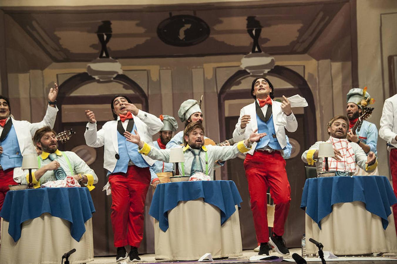 'Otro quinto, por favor' Tienen la presentación más potente del concurso y lograron una ovación del público nada más arrancar