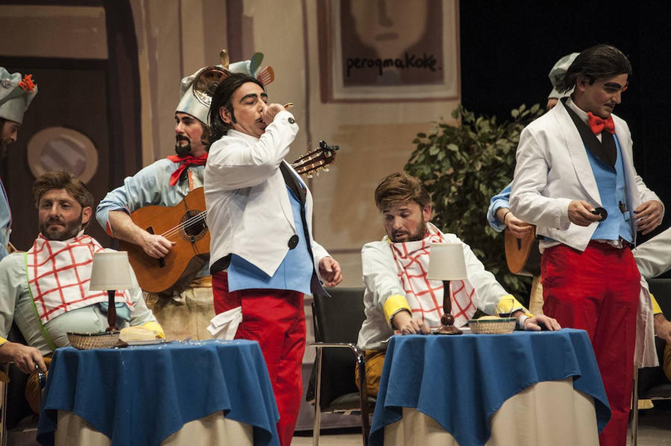 'Otro quinto, por favor' Tienen la presentación más potente del concurso y lograron una ovación del público nada más arrancar