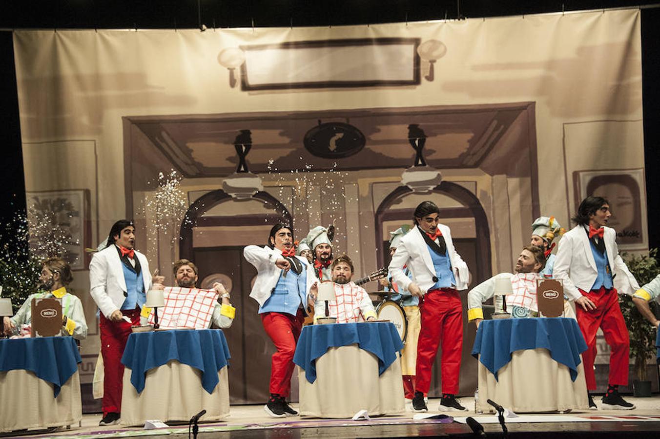 'Otro quinto, por favor' Tienen la presentación más potente del concurso y lograron una ovación del público nada más arrancar