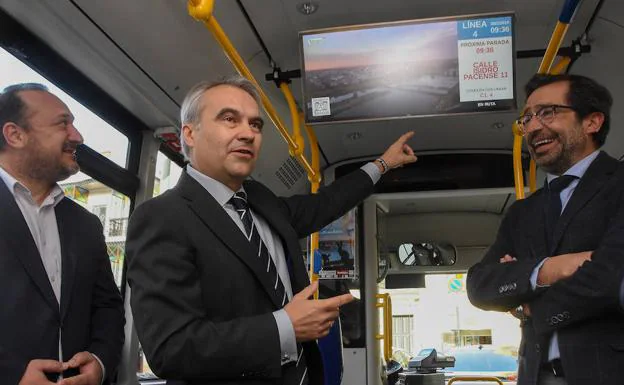 Fragoso, entre el edil de Transportes y el gerente de Tubasa, señala la nueva pantalla del autobús. :: 
