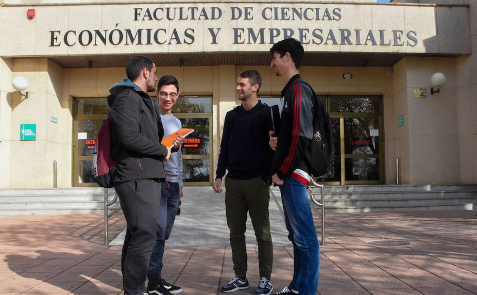 Alumnos de la UEx en el campus de Badajoz.