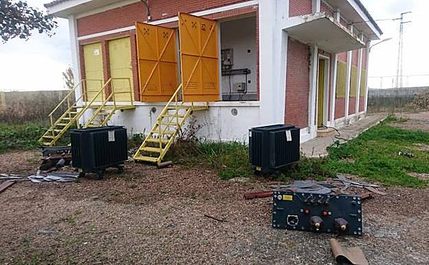 Estado de la estación de bombeo saqueada, con motores y diverso material dañado por el suelo. :: 