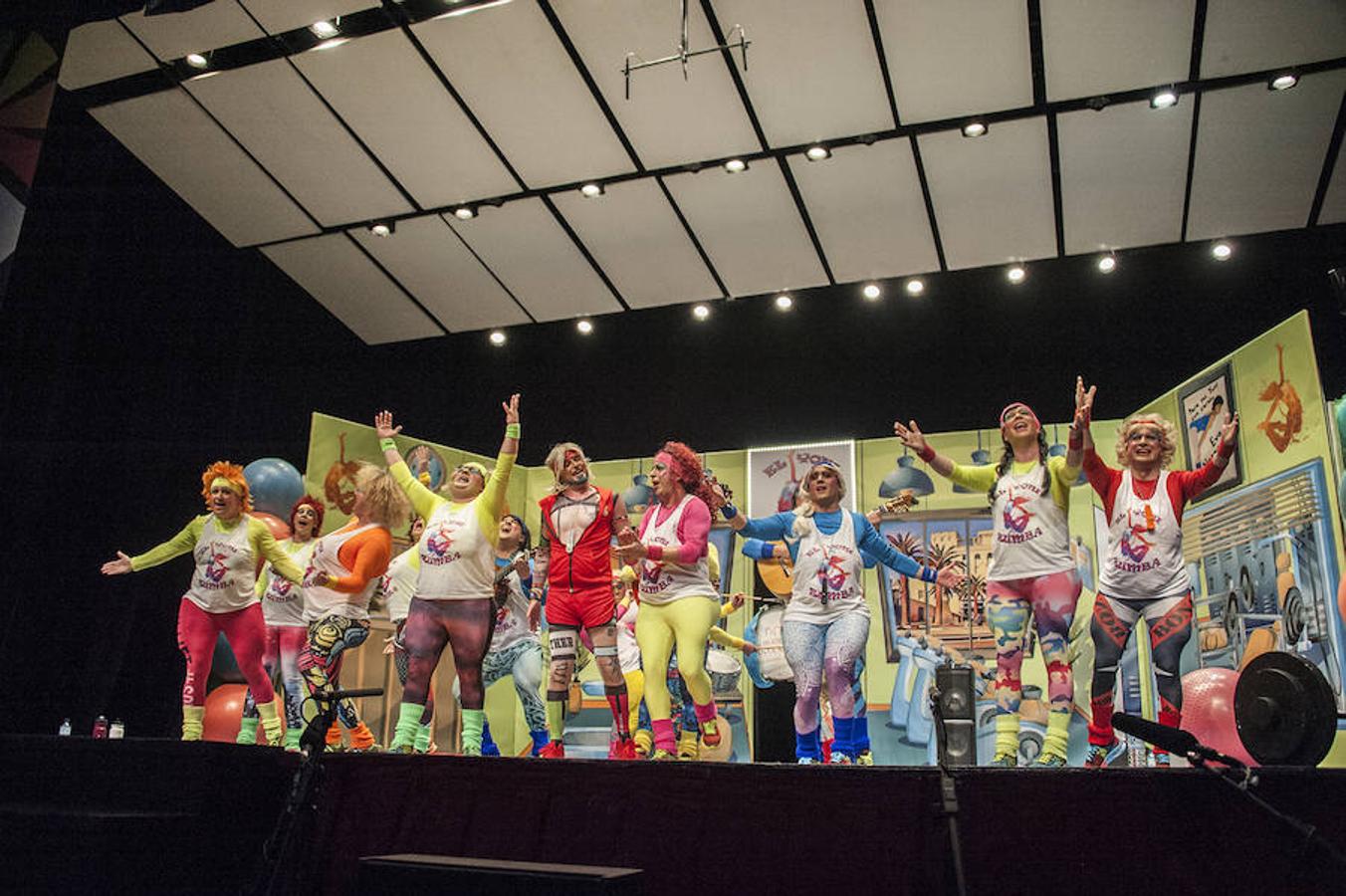 Los Mirinda hicieron un buen papel, con energía. Sus mujeres en zumba son resultonas