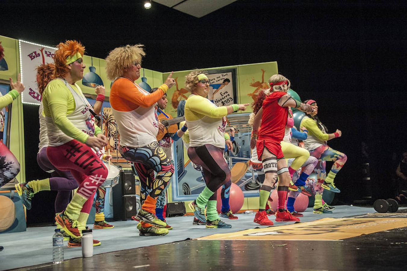 Los Mirinda hicieron un buen papel, con energía. Sus mujeres en zumba son resultonas