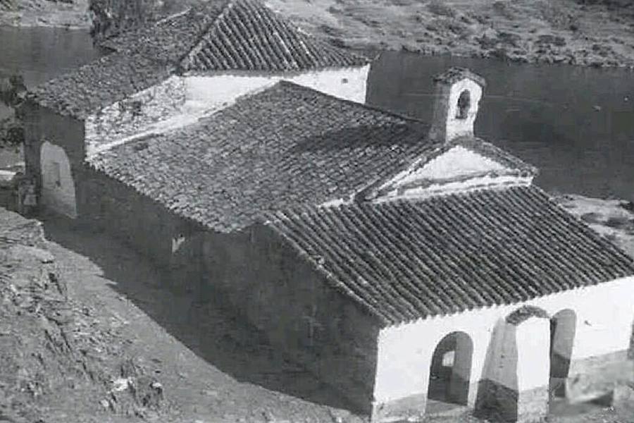 Imagen antigua de la ermita del Río de Talaván antes de que fuera tapada por las aguas del embalse de Alcántara.