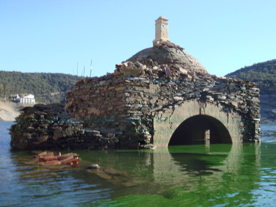 Imagen de la ermita en época de sequía.
