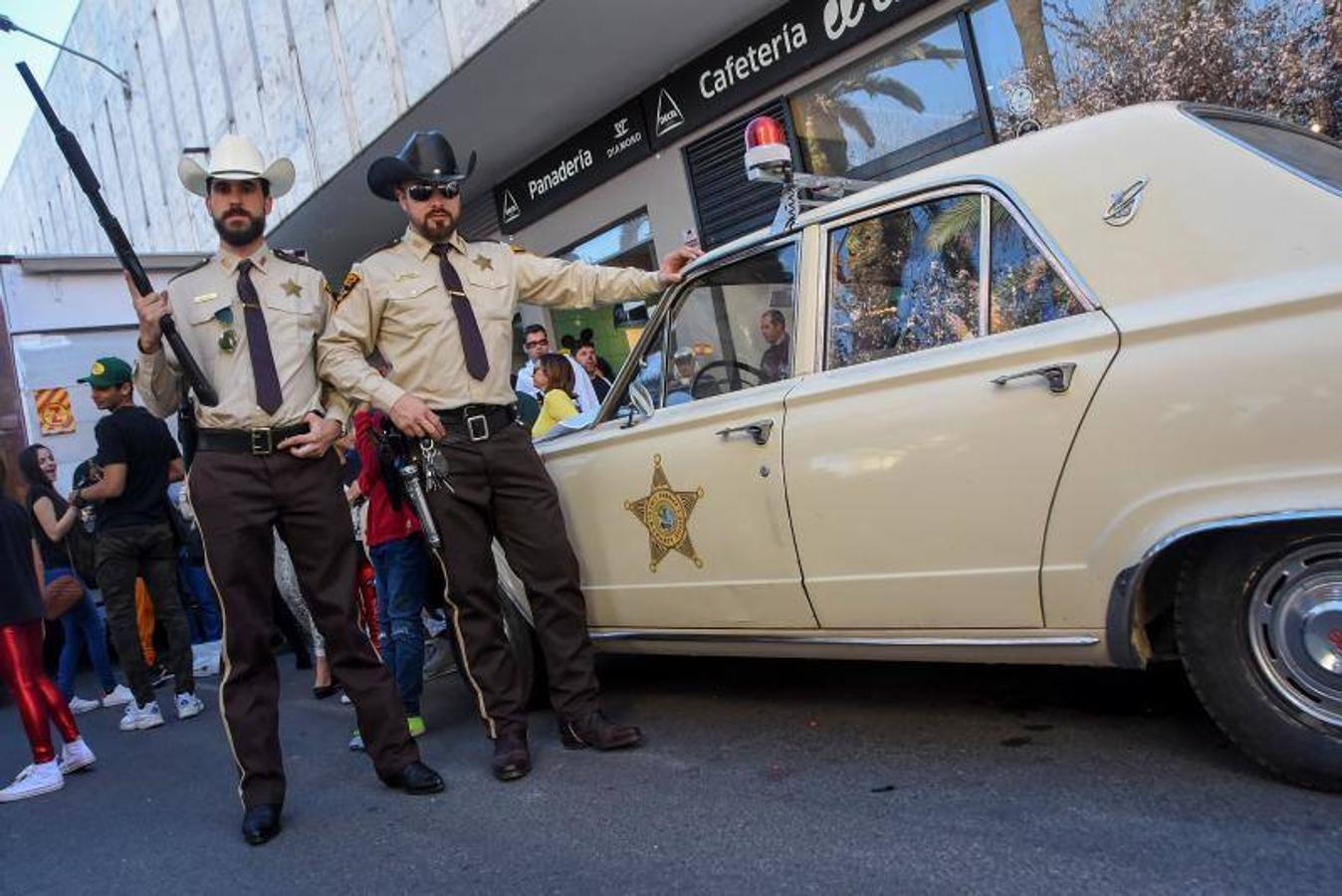 Con un día con mucho calor, la primera edición del sambódromo fue un éxito, San Francisco se llenó de nuevo de disfraces populares, hubo desfile de artefactos y murgas callejeras