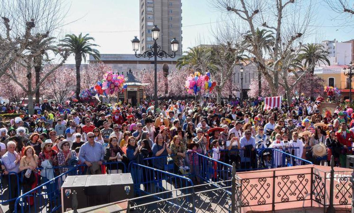Con un día con mucho calor, la primera edición del sambódromo fue un éxito, San Francisco se llenó de nuevo de disfraces populares, hubo desfile de artefactos y murgas callejeras