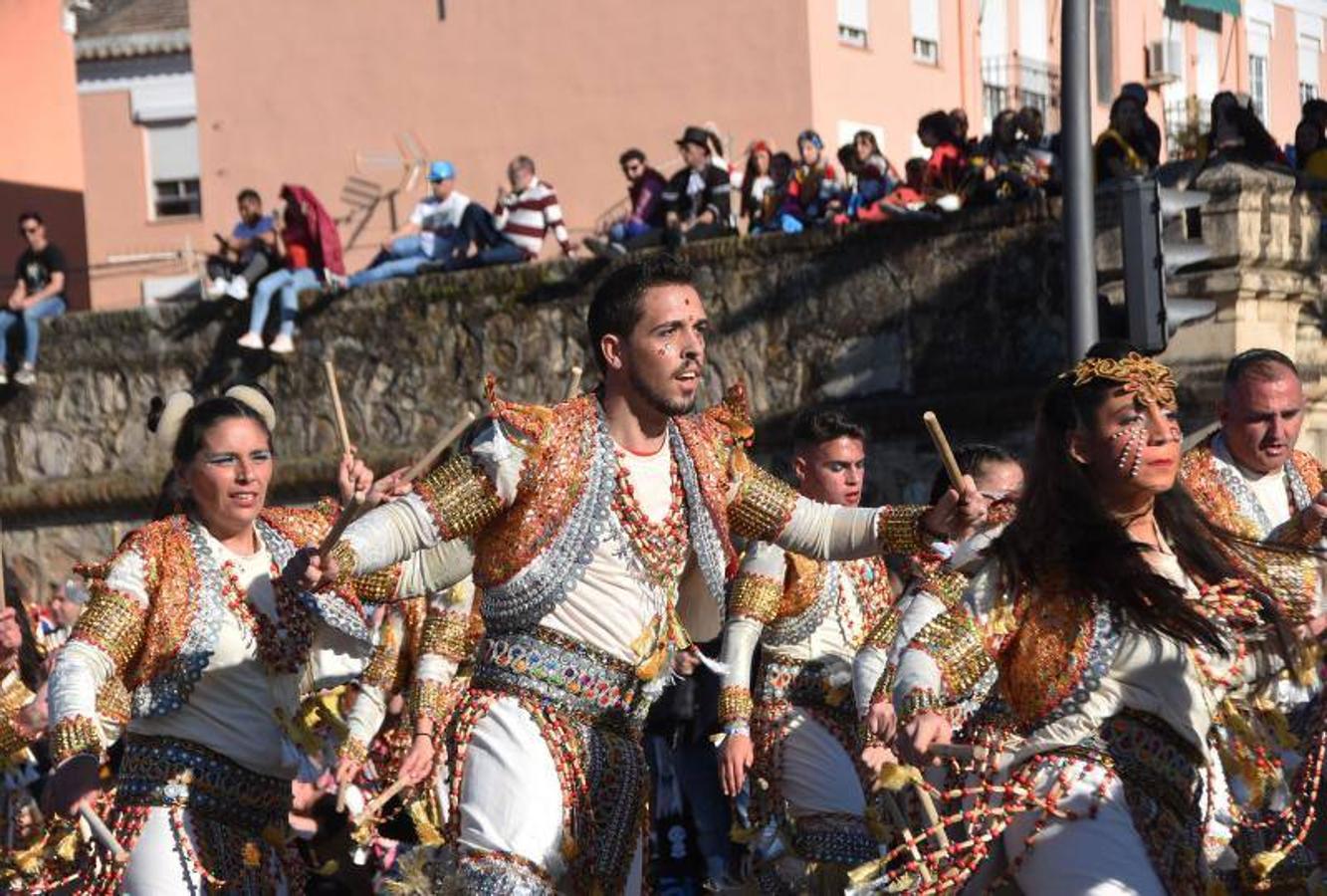 Con un día con mucho calor, la primera edición del sambódromo fue un éxito, San Francisco se llenó de nuevo de disfraces populares, hubo desfile de artefactos y murgas callejeras