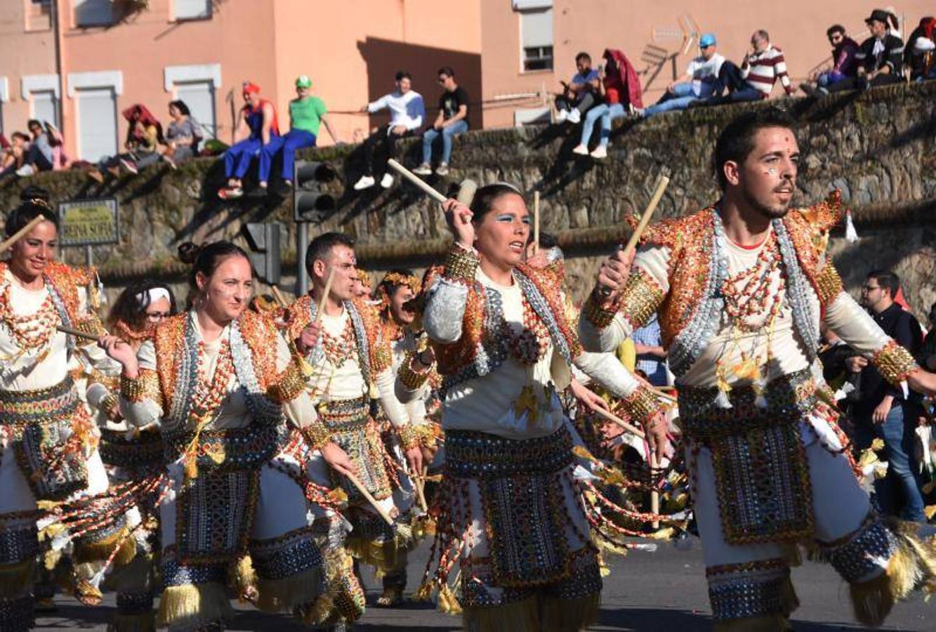 Con un día con mucho calor, la primera edición del sambódromo fue un éxito, San Francisco se llenó de nuevo de disfraces populares, hubo desfile de artefactos y murgas callejeras