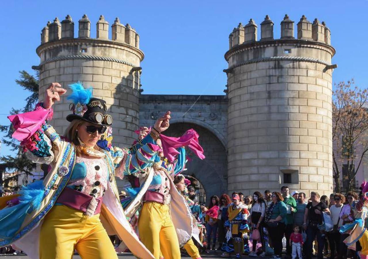 Con un día con mucho calor, la primera edición del sambódromo fue un éxito, San Francisco se llenó de nuevo de disfraces populares, hubo desfile de artefactos y murgas callejeras