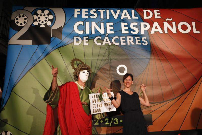 Con un hilarante Fernando Tejero con tacones, Cayetana Guillén Cuervo recogió un premio sorpresa para 'Versión Española' 