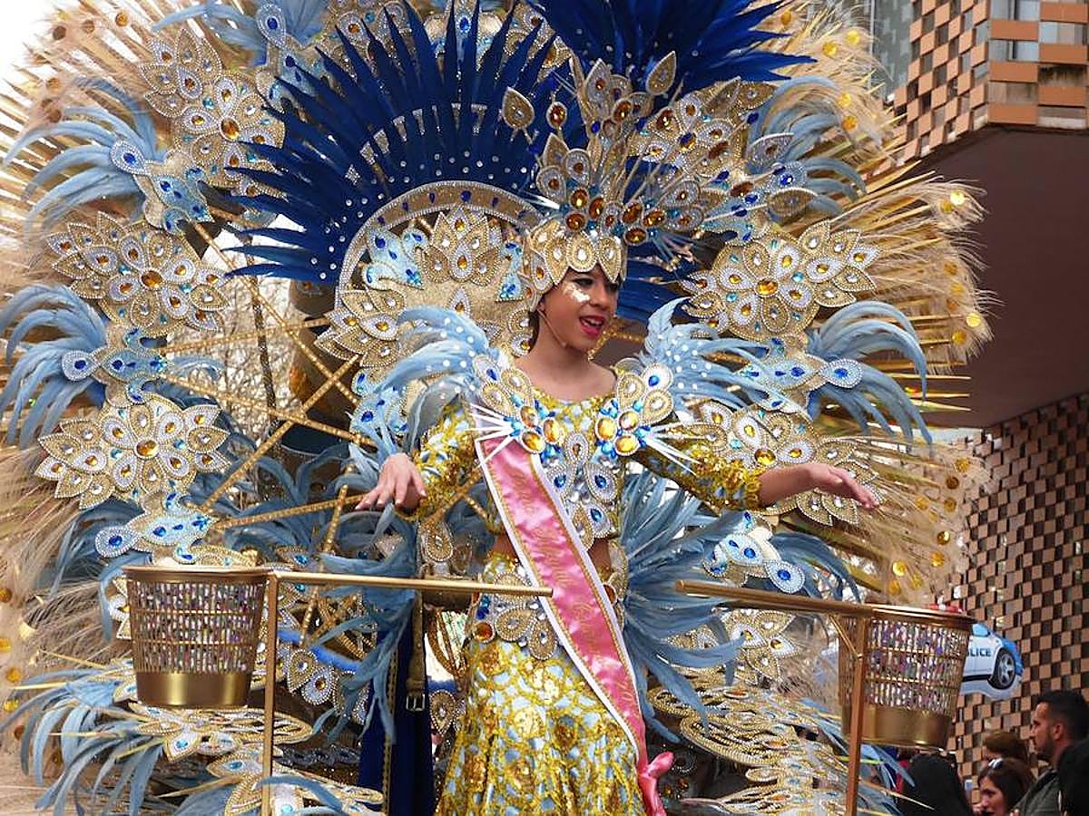 La reivindicación del tren digno se sumó al ritmo, el colorido y la animación habituales en los desfiles del Carnaval moralo