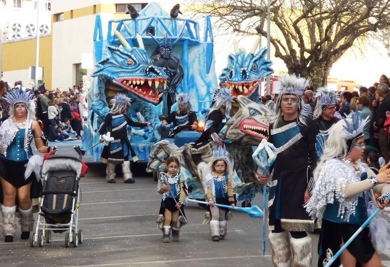 La reivindicación del tren digno se sumó al ritmo, el colorido y la animación habituales en los desfiles del Carnaval moralo