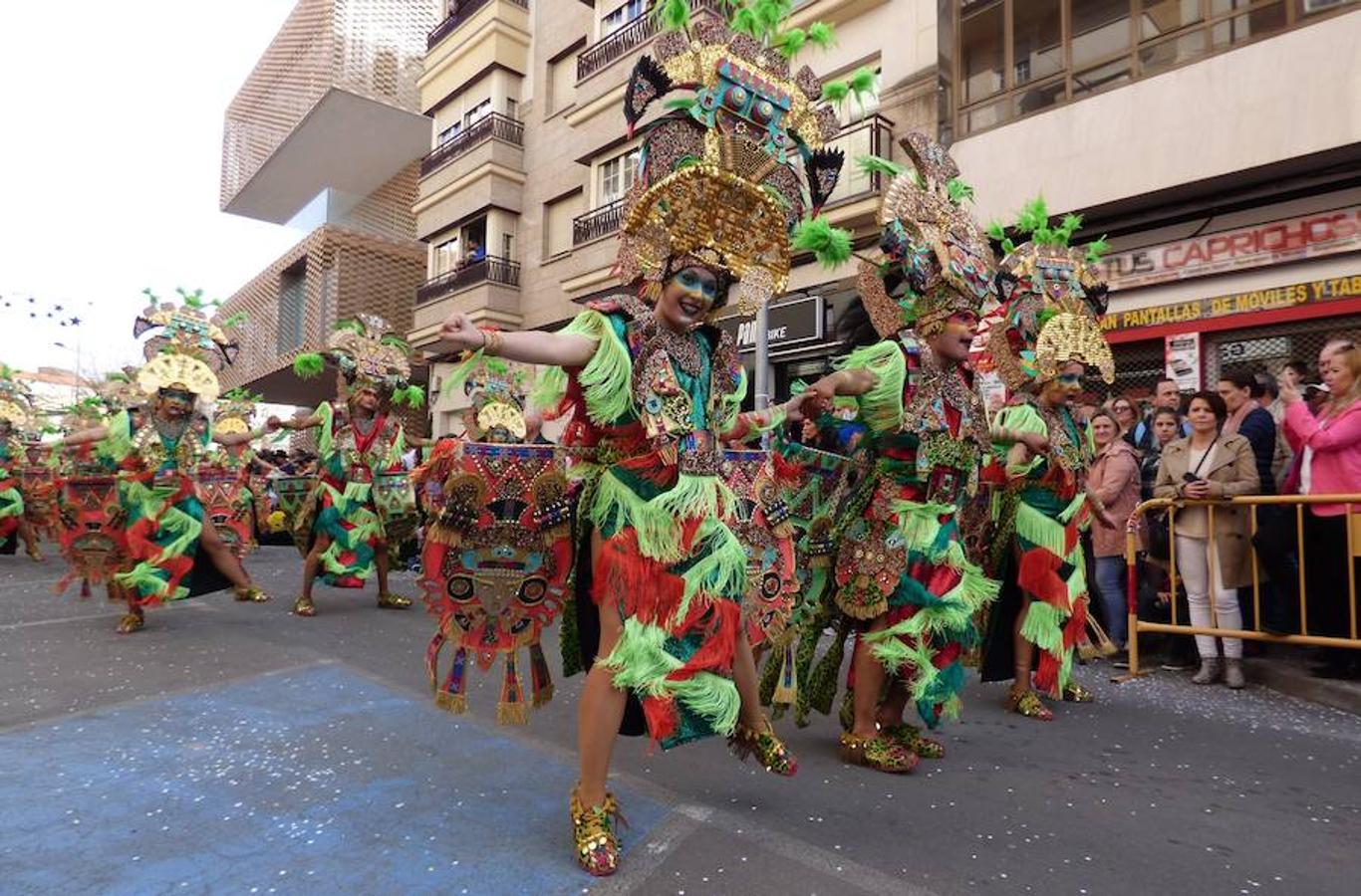 La reivindicación del tren digno se sumó al ritmo, el colorido y la animación habituales en los desfiles del Carnaval moralo