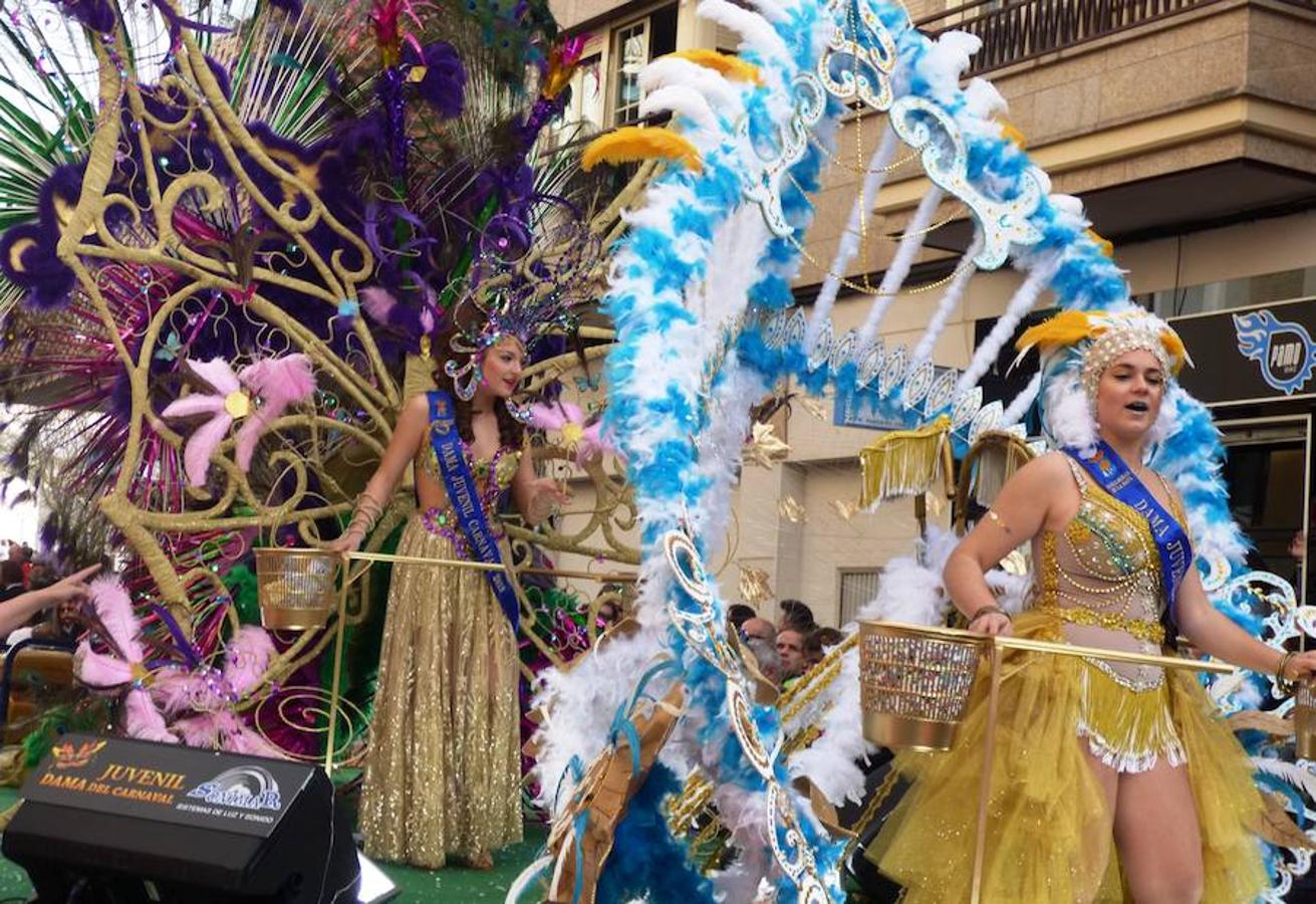 La reivindicación del tren digno se sumó al ritmo, el colorido y la animación habituales en los desfiles del Carnaval moralo