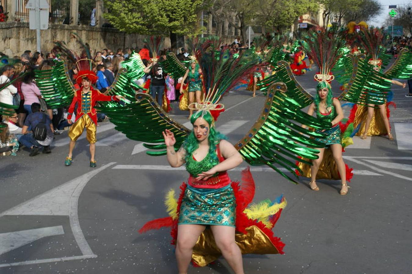 La reivindicación del tren digno se sumó al ritmo, el colorido y la animación habituales en los desfiles del Carnaval moralo