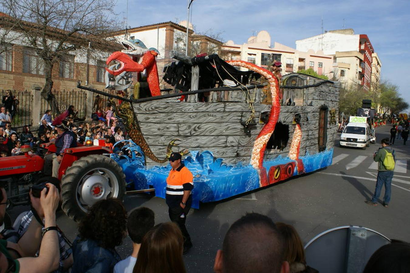 La reivindicación del tren digno se sumó al ritmo, el colorido y la animación habituales en los desfiles del Carnaval moralo