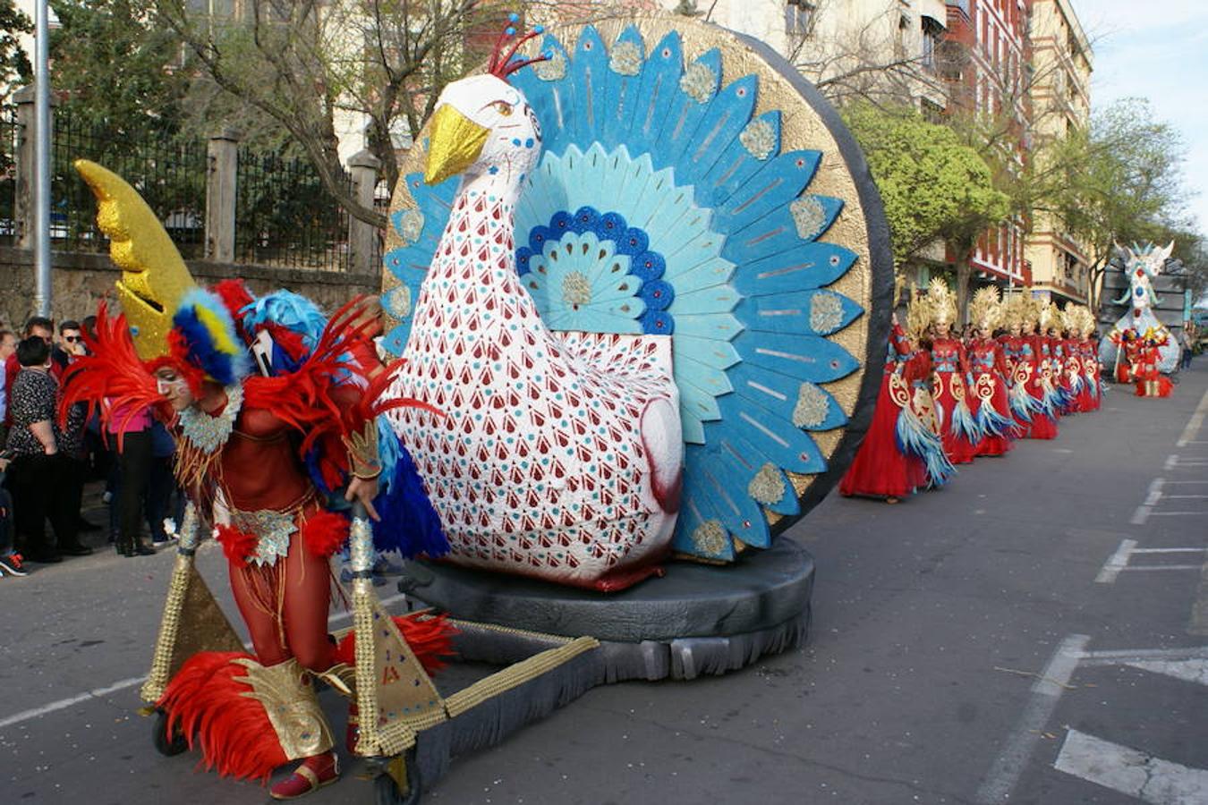 La reivindicación del tren digno se sumó al ritmo, el colorido y la animación habituales en los desfiles del Carnaval moralo