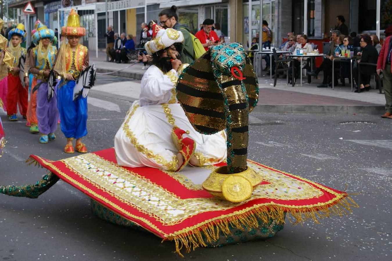 La reivindicación del tren digno se sumó al ritmo, el colorido y la animación habituales en los desfiles del Carnaval moralo