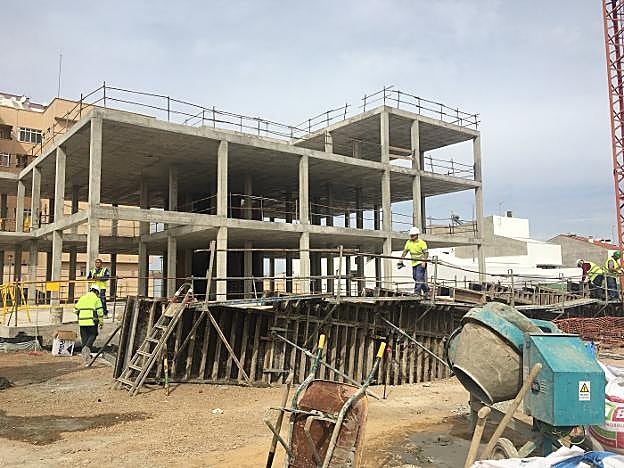 El pasado viernes una decena de obreros continuaban trabajando en la obra :: g. c.