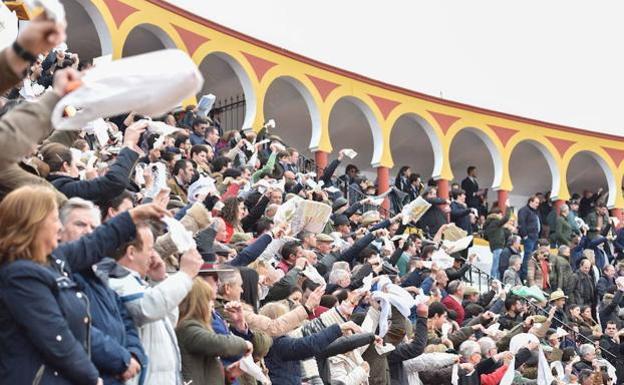 Ambiente en los tendidos del coso oliventino:: HOY