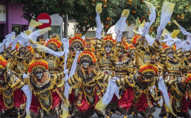 Los Lingotes durante el desfile de Carnaval de ayer. 