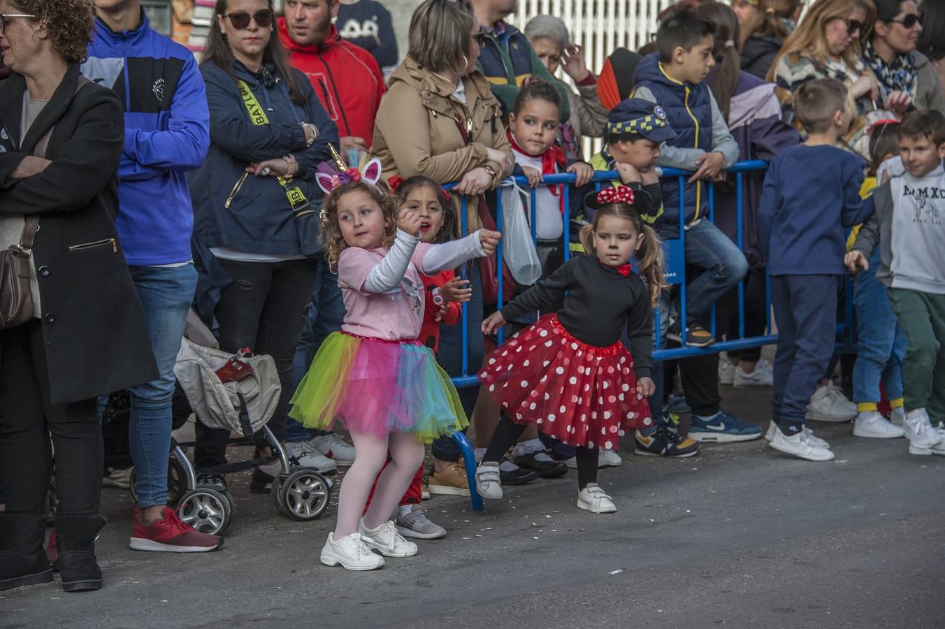 En el barrio de San Roque han desfilado comparsas infantiles y se han celebrado concursos de disfraces como activuidad del Carnaval de Badajoz 2019