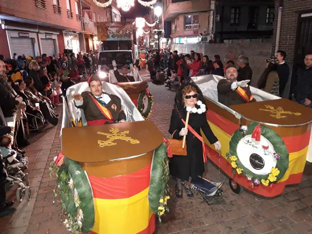 Uno de los grupos que participó en el pasacalles nocturno. :: E.G.R.