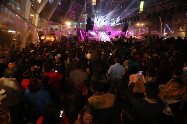 Panorámica de la carpa de la plaza de España, repleta de gente. :: j. m. romero