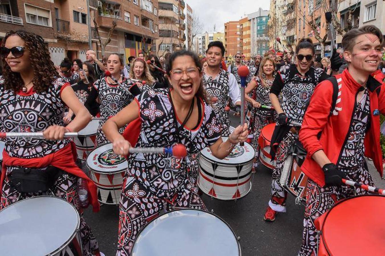 Han participado una veintena de comparsas y grupos menores y 15 artefactos