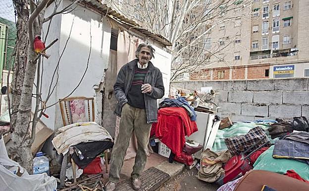 Fernando, en la chabola que ocupa desde hace 26 meses. :: 