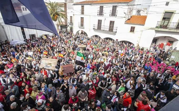 Así estaba la plaza de Malpartida ayer a las 12.30 horas.