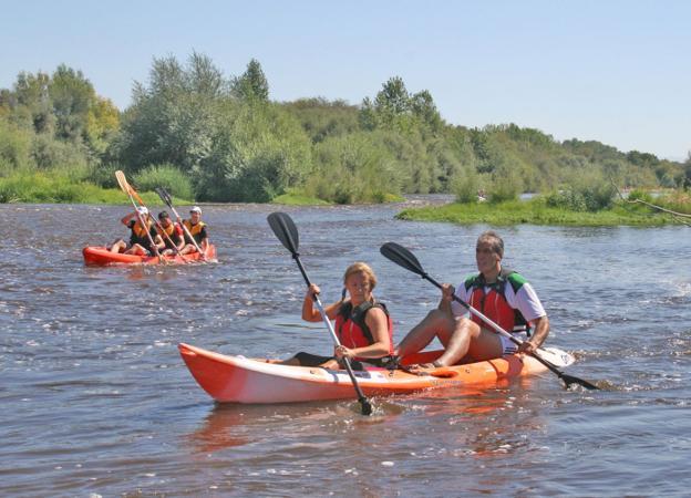 Participantes en el descenso del río Alagón, evento de turismo activo. :: hoy