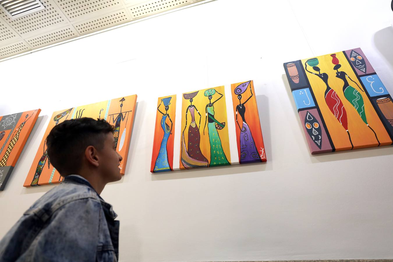 El Café Alaudae de Mérida se ha llenado de las figuras y los colores africanos con 'Susurros de África', una exposición con obras del artista de origen senegalés Mamadou Wade. Se podrá visitar durante todo el mes de marzo. Su pintura propone un viaje cultural para conocer el estilo del arte africano, con obras llenas de color y figuras inconfundibles.